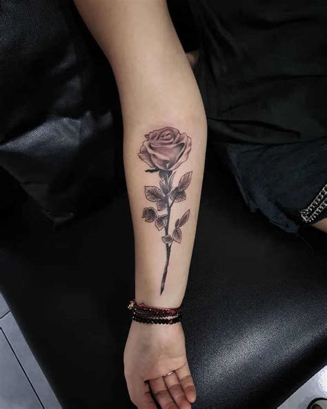 Tatuaggio con rose: significato e 200 foto a cui ispirarsi